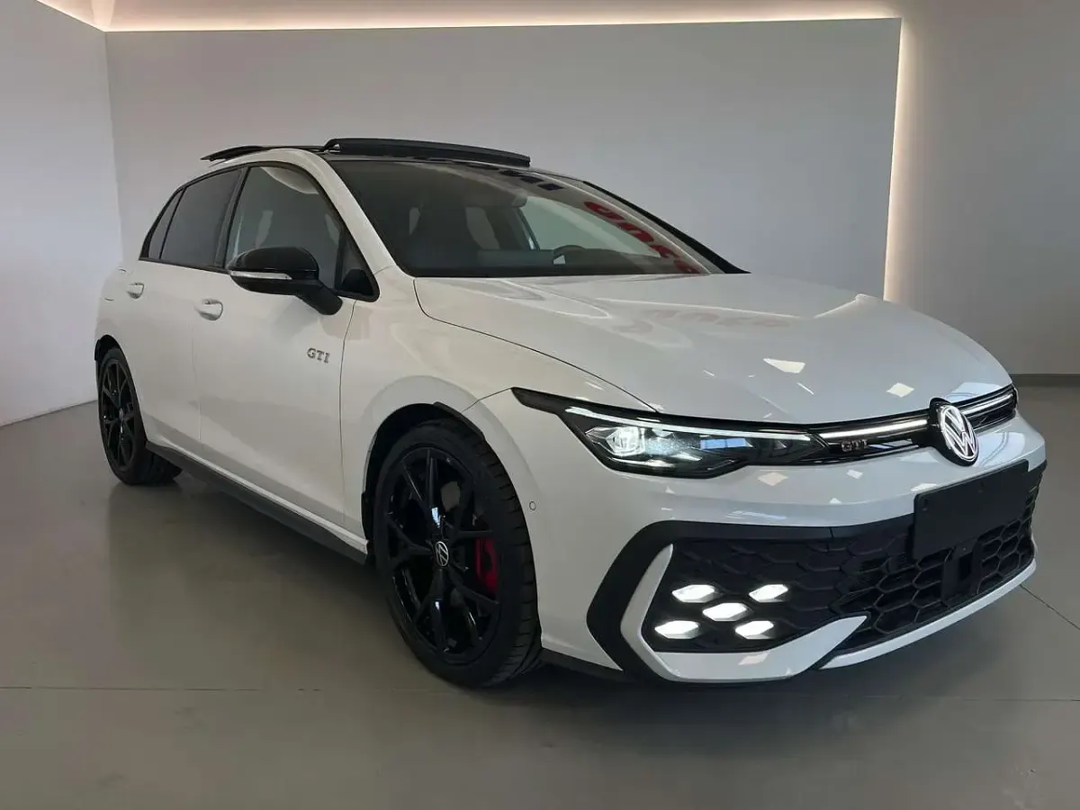 Usata VW Golf VIII GTI 265 CV (194 kW) 2025 Oryx white) Berlina