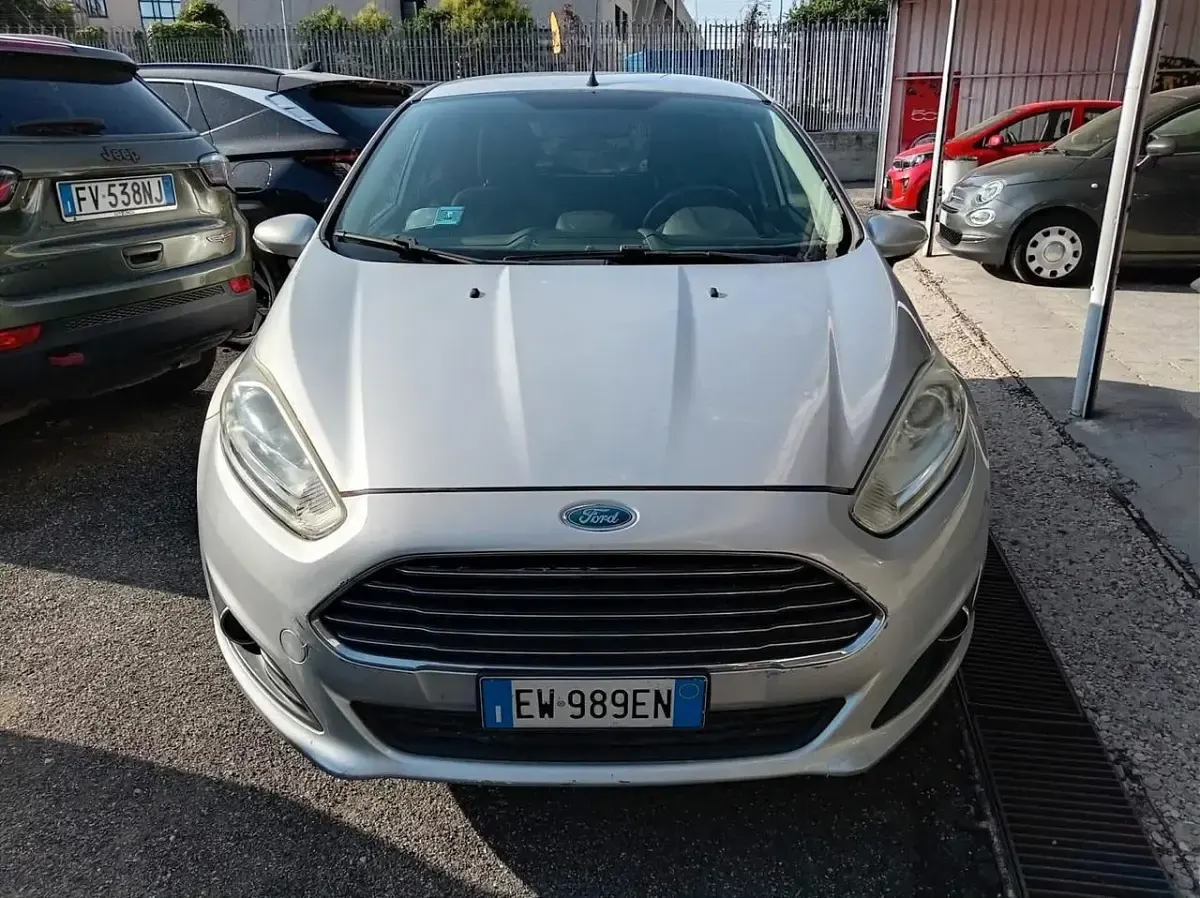 Usata Ford Fiesta 75 CV (55 kW) 2014 Argento Utilitaria