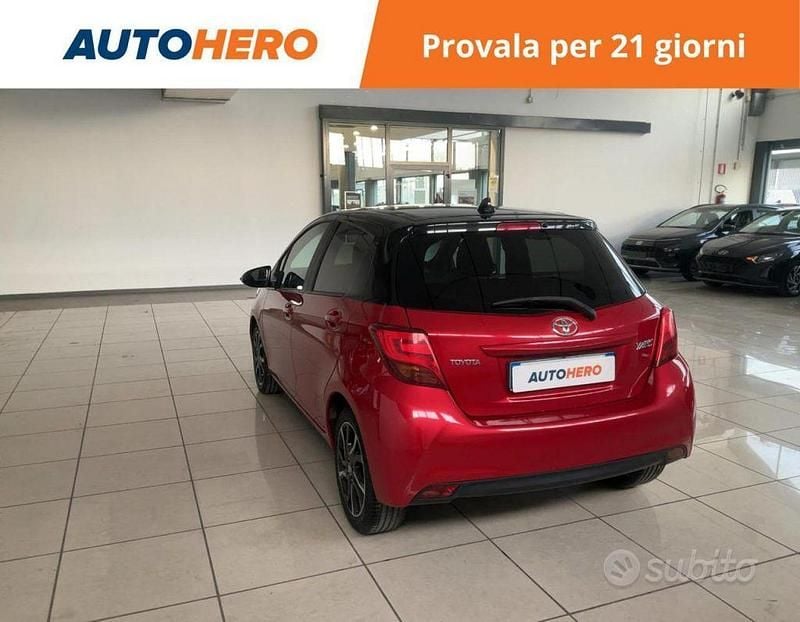 Usata Toyota Yaris Lounge 90 CV (66 kW) 2016 Rosso Berlina
