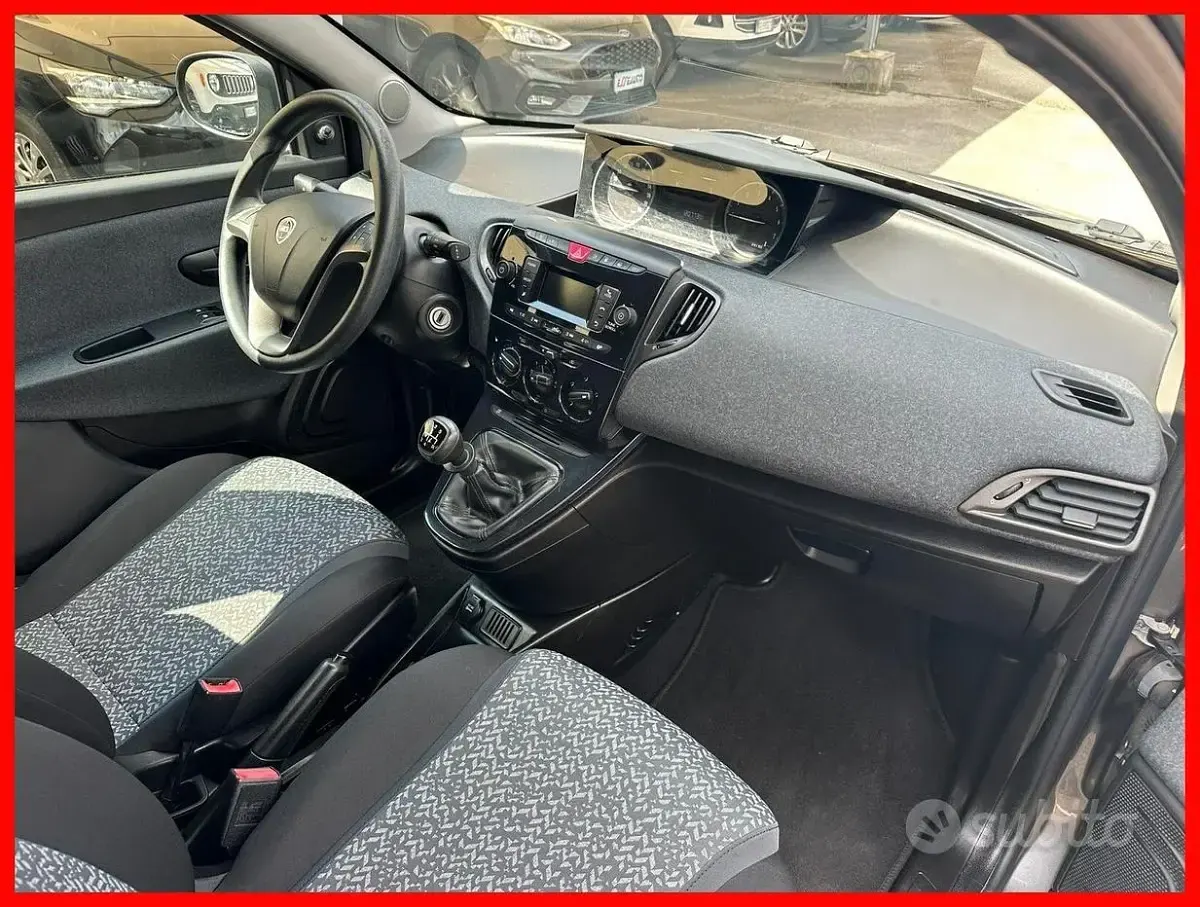 Usata Lancia Ypsilon Gold 69 CV (50 kW) 2018 Grigio Utilitaria