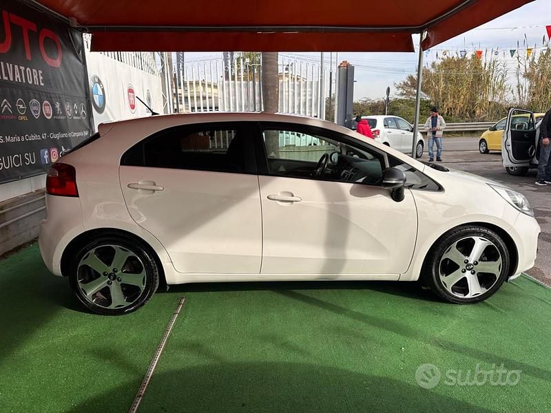 Usata Kia Rio 90 CV (66 kW) 2014 Bianco Berlina