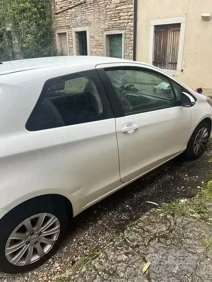 Usata Toyota Yaris 69 CV (50 kW) 2014 Bianco Utilitaria