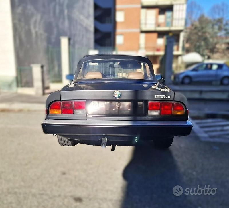 Begagnad Alfa Romeo Spider 128 HK (94 kW) 1984 Svart Cab