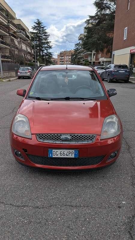 Usata Ford Fiesta Titanium 75 CV (55 kW) 2007 Rosso Utilitaria