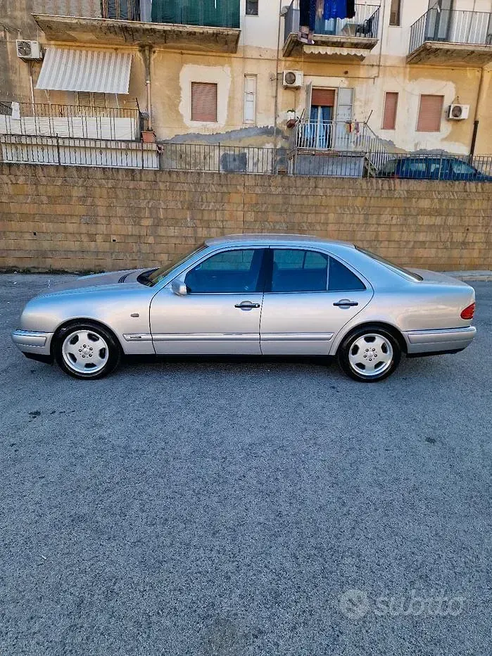 Usata Mercedes E200 186 CV (136 kW) 1998 Grigio Berlina