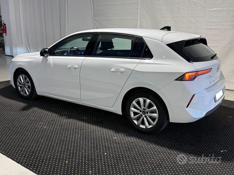 Usata Opel Astra Edition 131 CV (96 kW) 2022 Bianco pastello Berlina