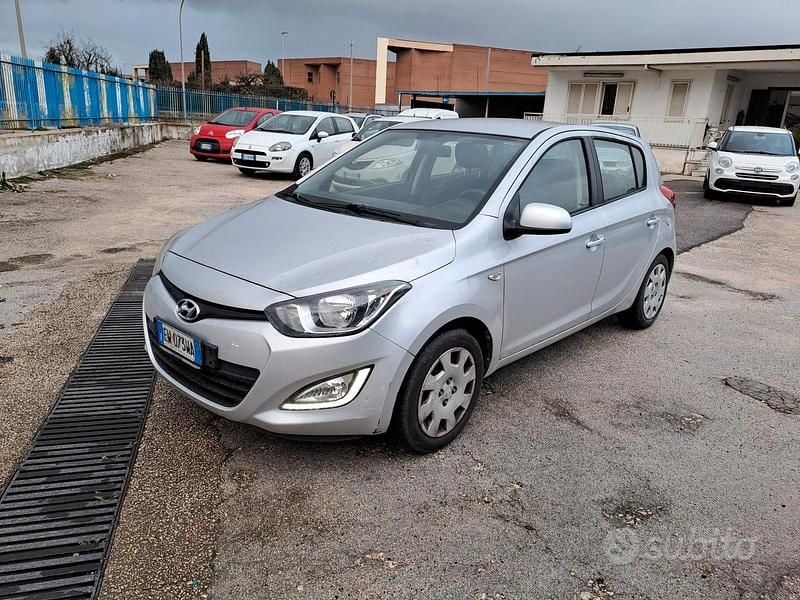 Grigio Usata 2014 Hyundai i20 Tre volumi | 5200 € (Super prezzo) - Immagine 1/4