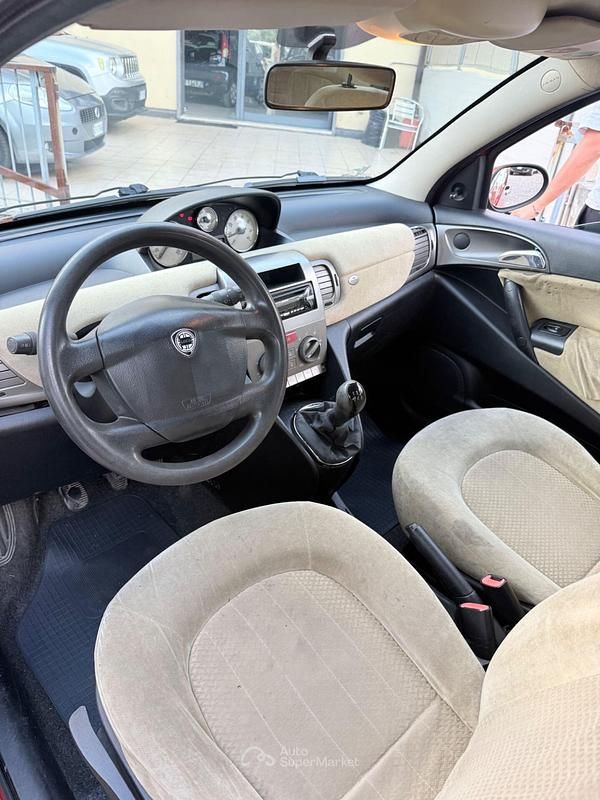 Usata Lancia Ypsilon 70 CV (51 kW) 2004 Rosso Utilitaria