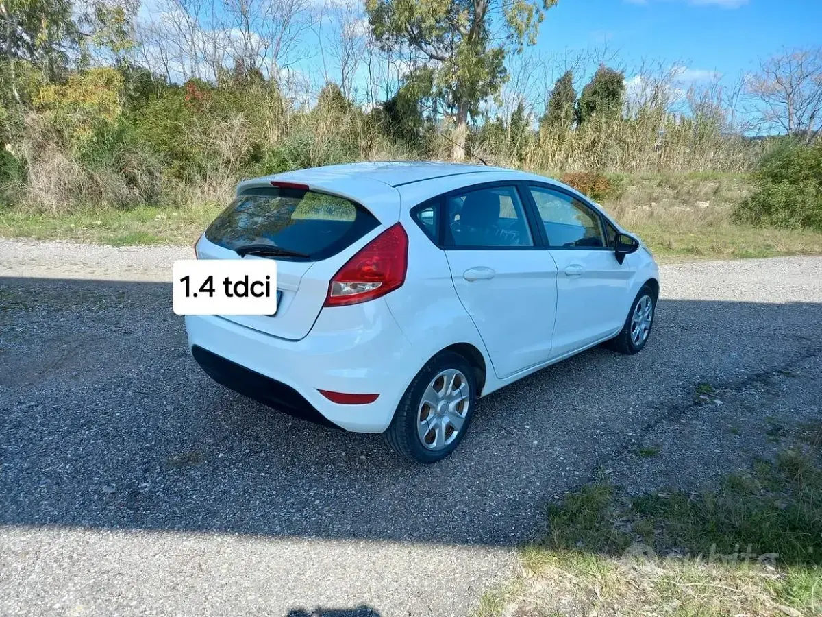 Gebraucht Ford Fiesta Titanium 75 PS (55 kW) 2012 Weiß Limousine