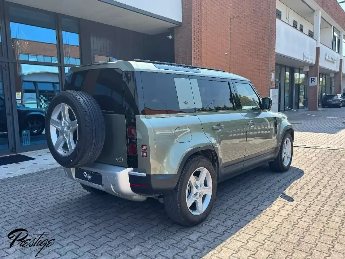 Usata Land Rover Defender SE Dynamic 200 CV (147 kW) 2023 Pangea green SUV