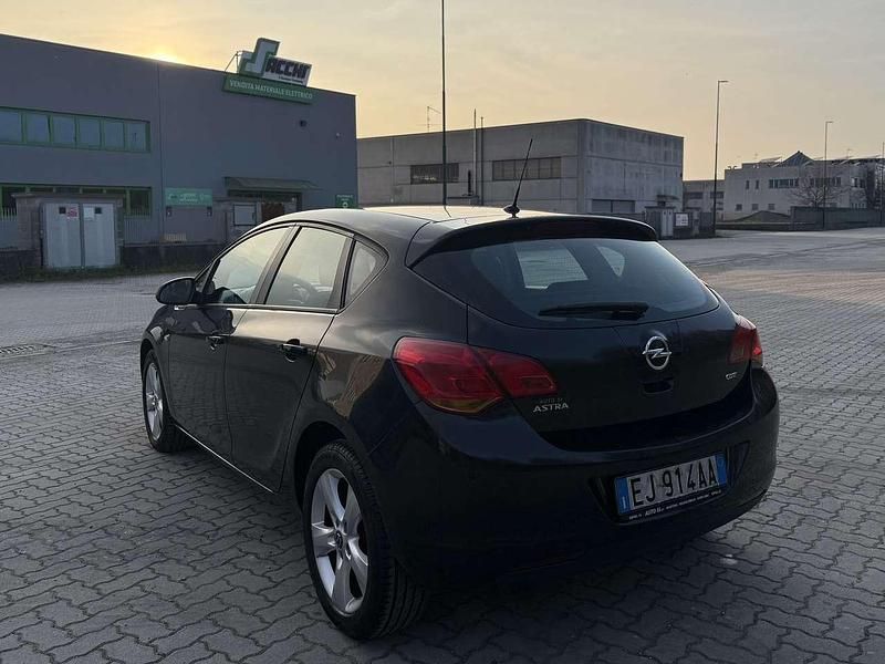 Usata Opel Astra 110 CV (80 kW) 2011 Other Berlina