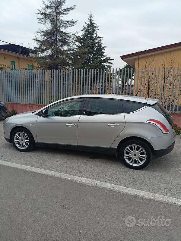 Usata Lancia Delta 120 CV (88 kW) 2010 Grigio Utilitaria