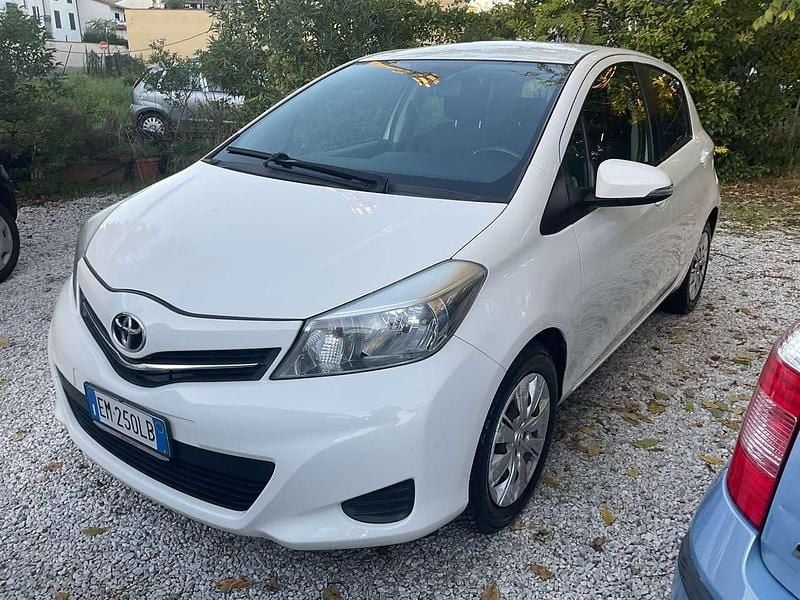 Other Usata 2013 Toyota Yaris Style Tre volumi | 6800 € (Buon prezzo) - Immagine 1/4