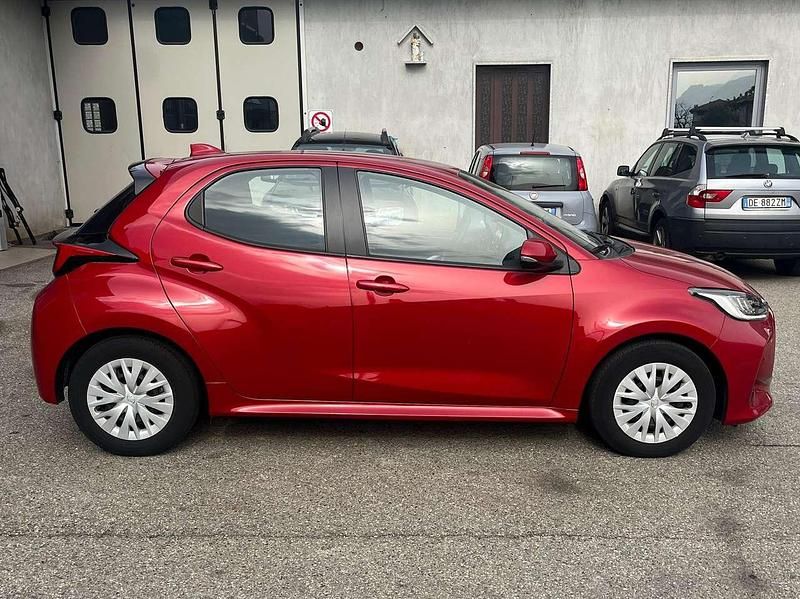 Usata Toyota Yaris Hybrid Business Edition 92 CV (67 kW) 2023 Rosso Berlina