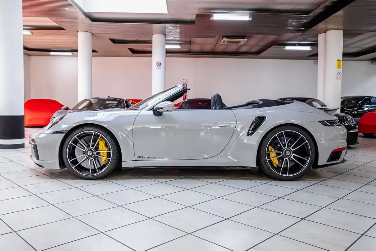 Usata Porsche 992 650 CV (478 kW) 2022 Gesso Cabrio