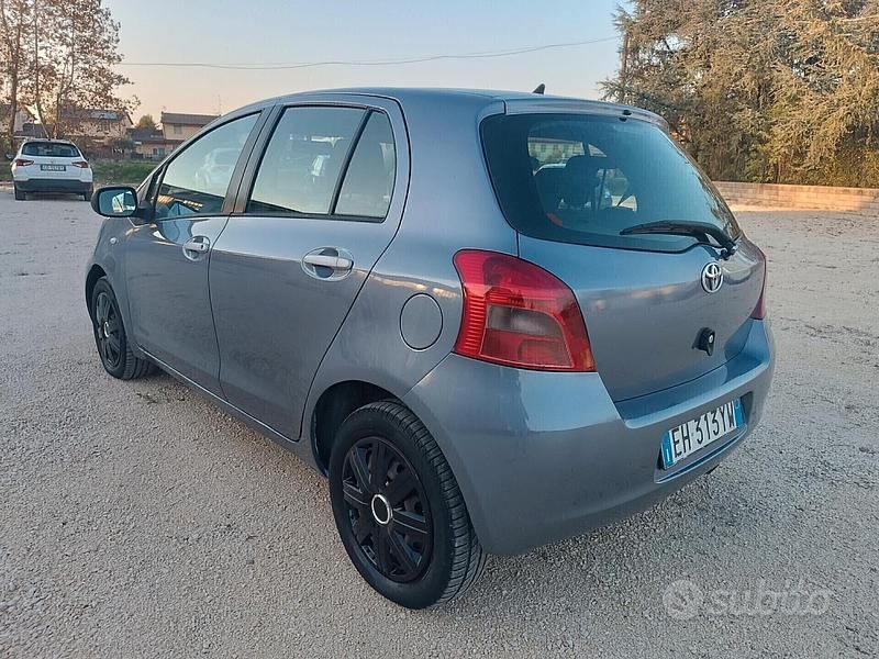Usata Toyota Yaris 100 CV (73 kW) 2011 Grigio Berlina