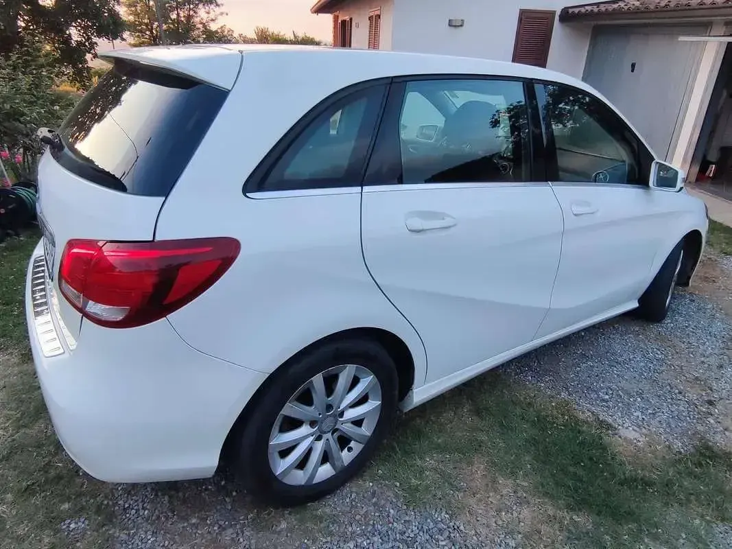 Usata Mercedes B180 109 CV (80 kW) 2015 Bianco Utilitaria