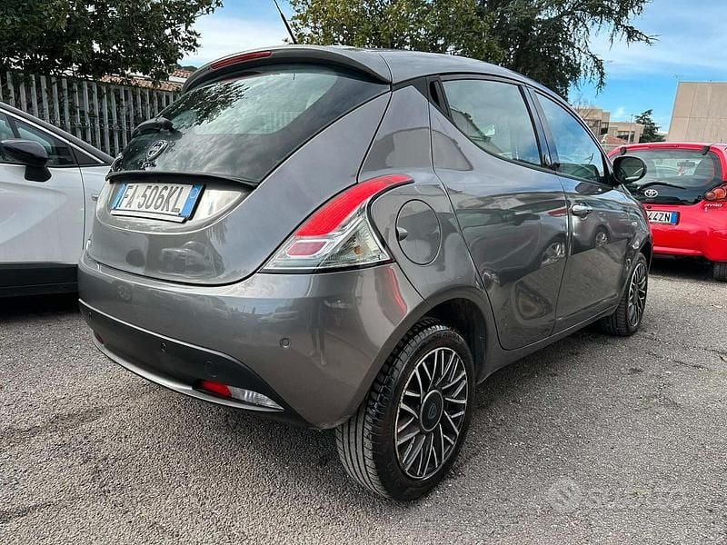 Usata Lancia Ypsilon Gold 95 CV (69 kW) 2015 Grigio Utilitaria
