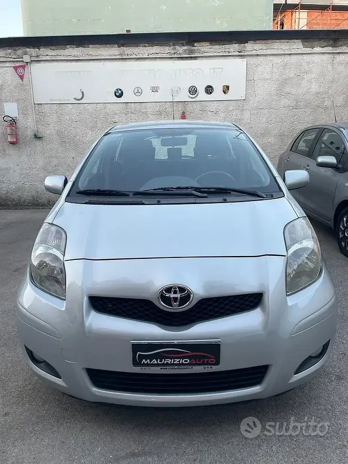 Usata Toyota Yaris Lounge 69 CV (50 kW) 2011 Grigio Utilitaria