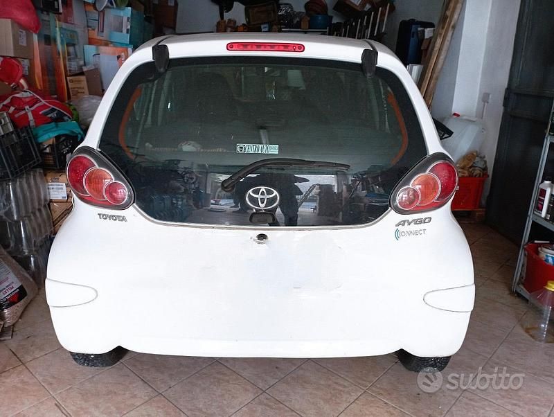 Usata Toyota Aygo Connect Style 68 CV (50 kW) 2011 Bianco Utilitaria