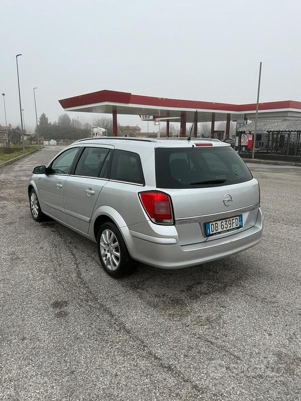 Usata Opel Astra 105 CV (77 kW) 2006 Station wagon