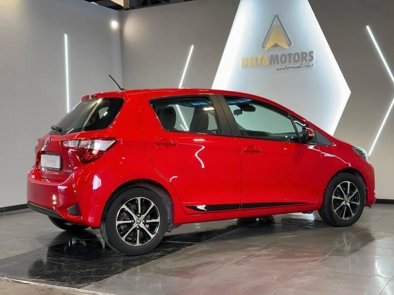 Usata Toyota Yaris Hybrid Style 73 CV (53 kW) 2017 Rosso Berlina