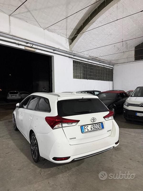 Usata Toyota Auris Lounge 111 CV (81 kW) 2016 Bianco Berlina