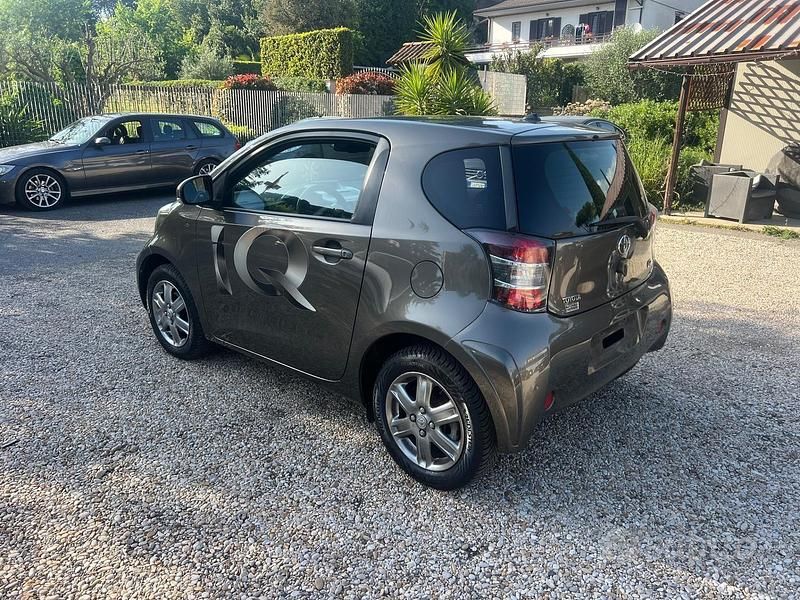 Käytetty Toyota iQ Sol 68 HP (50 kW) 2010 Harmaa Viistoperä
