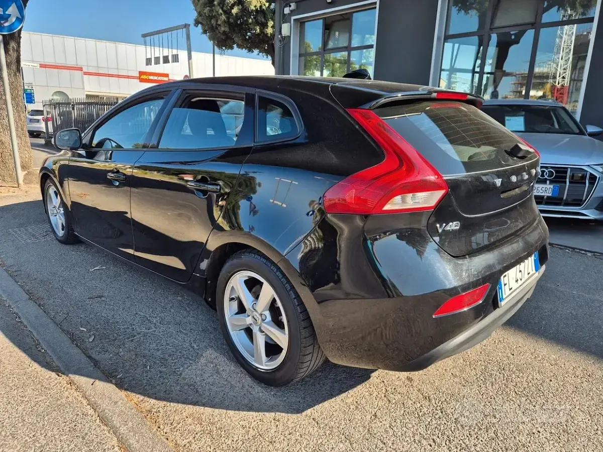 Usata Volvo V40 Momentum 120 CV (88 kW) 2017 Nero Berlina