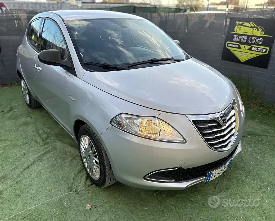 Usado Lancia Ypsilon 80 HP (58 kW) 2016 Cinzento Citadino