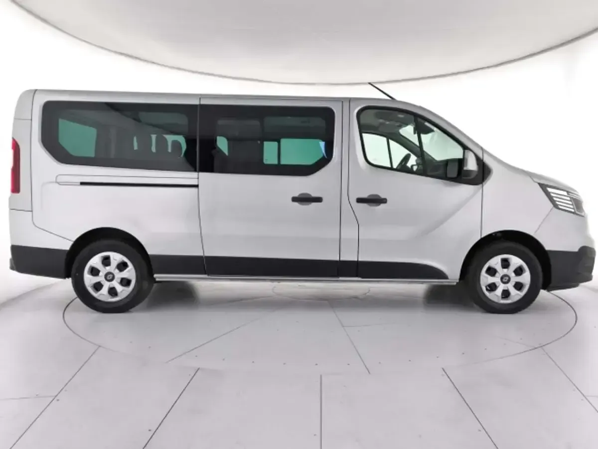 Usata Renault Trafic 150 CV (110 kW) 2024 Grigio magnete Monovolume