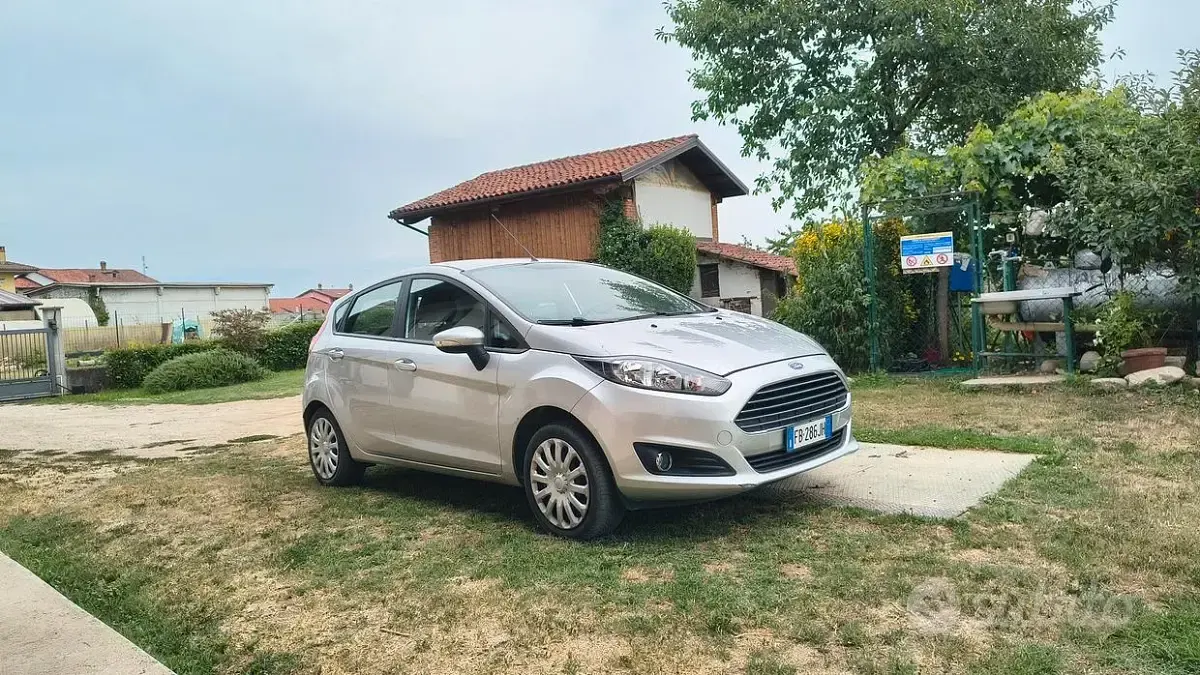 Usata Ford Fiesta 80 CV (58 kW) 2015 Grigio Utilitaria