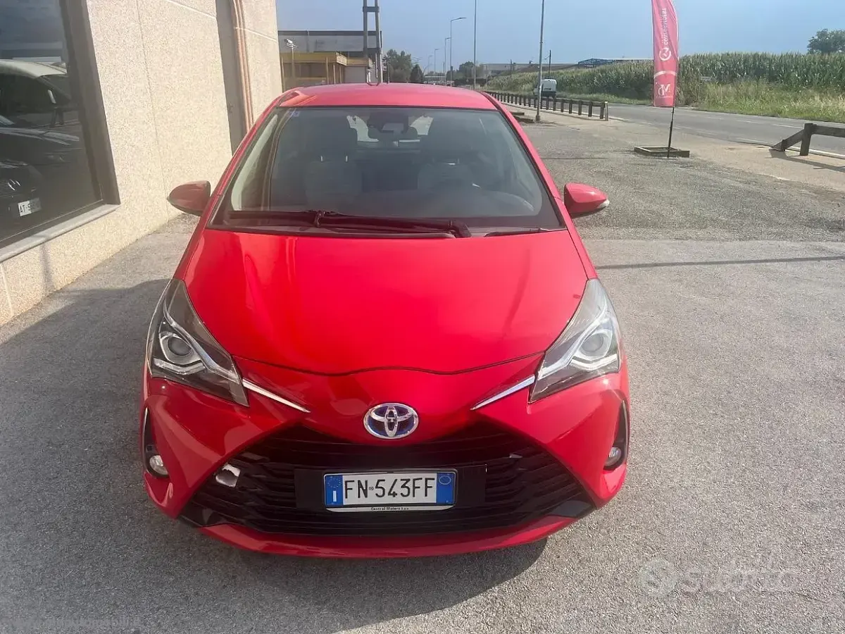 Usata Toyota Yaris Hybrid Cool 73 CV (53 kW) 2018 Rosso Berlina