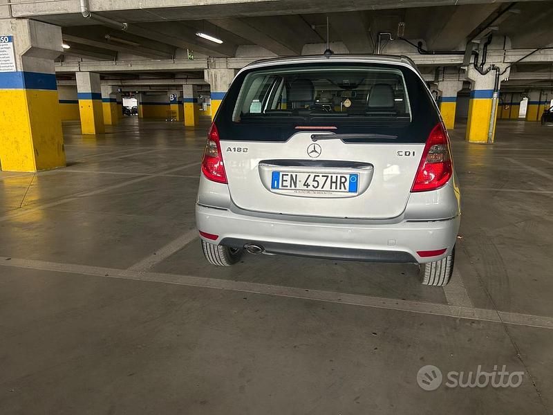 Usata Mercedes A180 109 CV (80 kW) 2011 Grigio Berlina
