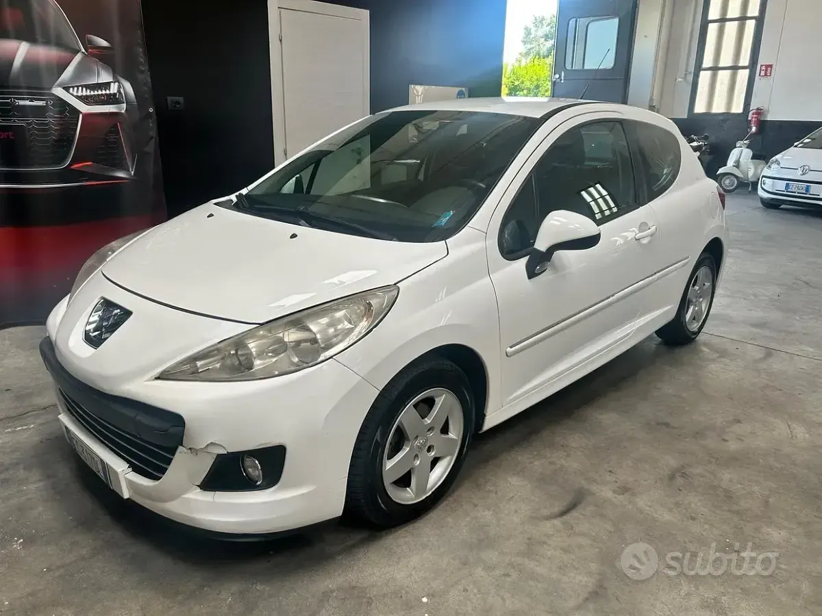 Usata Peugeot 207 68 CV (50 kW) 2011 Bianco Utilitaria