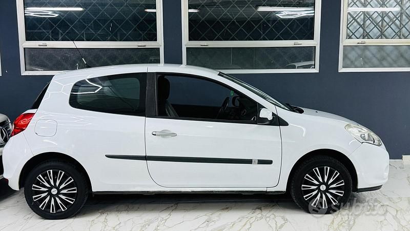 Usata Renault Clio II Luxe 75 CV (55 kW) 2010 Bianco Berlina