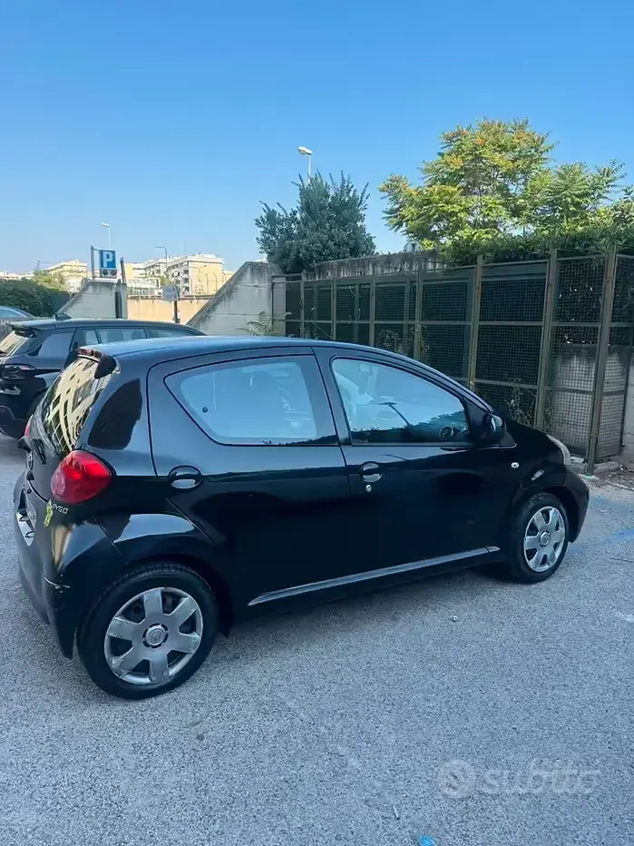 Usata Toyota Aygo 68 CV (50 kW) 2006 Nero Utilitaria