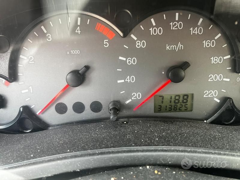 Usata Ford Focus 100 CV (73 kW) 2004 Grigio Utilitaria