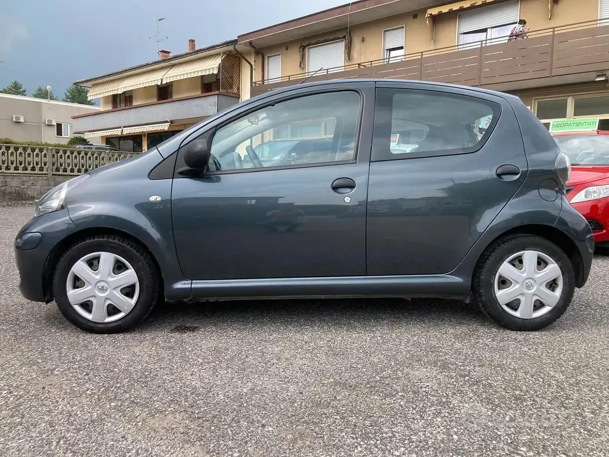 Usata Toyota Aygo 68 CV (50 kW) 2010 Grigio Utilitaria