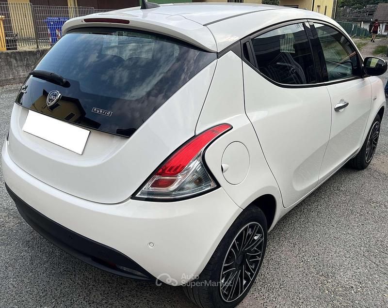 Usata Lancia Ypsilon Gold 69 CV (50 kW) 2022 Bianco Utilitaria