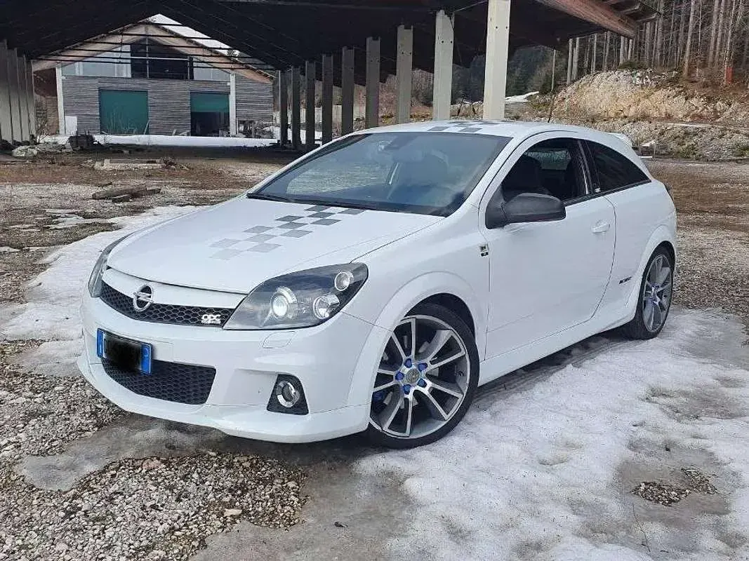 Usata Opel Astra OPC 241 CV (177 kW) 2009 Bianco Berlina