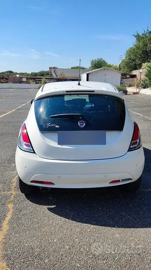 Usata Lancia Ypsilon 69 CV (50 kW) 2015 Bianco Utilitaria
