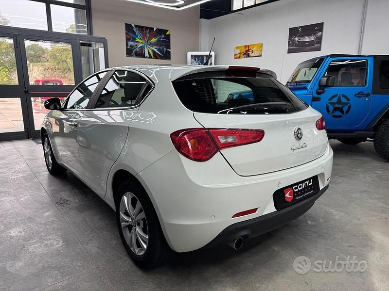 Usata Alfa Romeo Giulietta Distinctive 105 CV (77 kW) 2013 Bianco Utilitaria