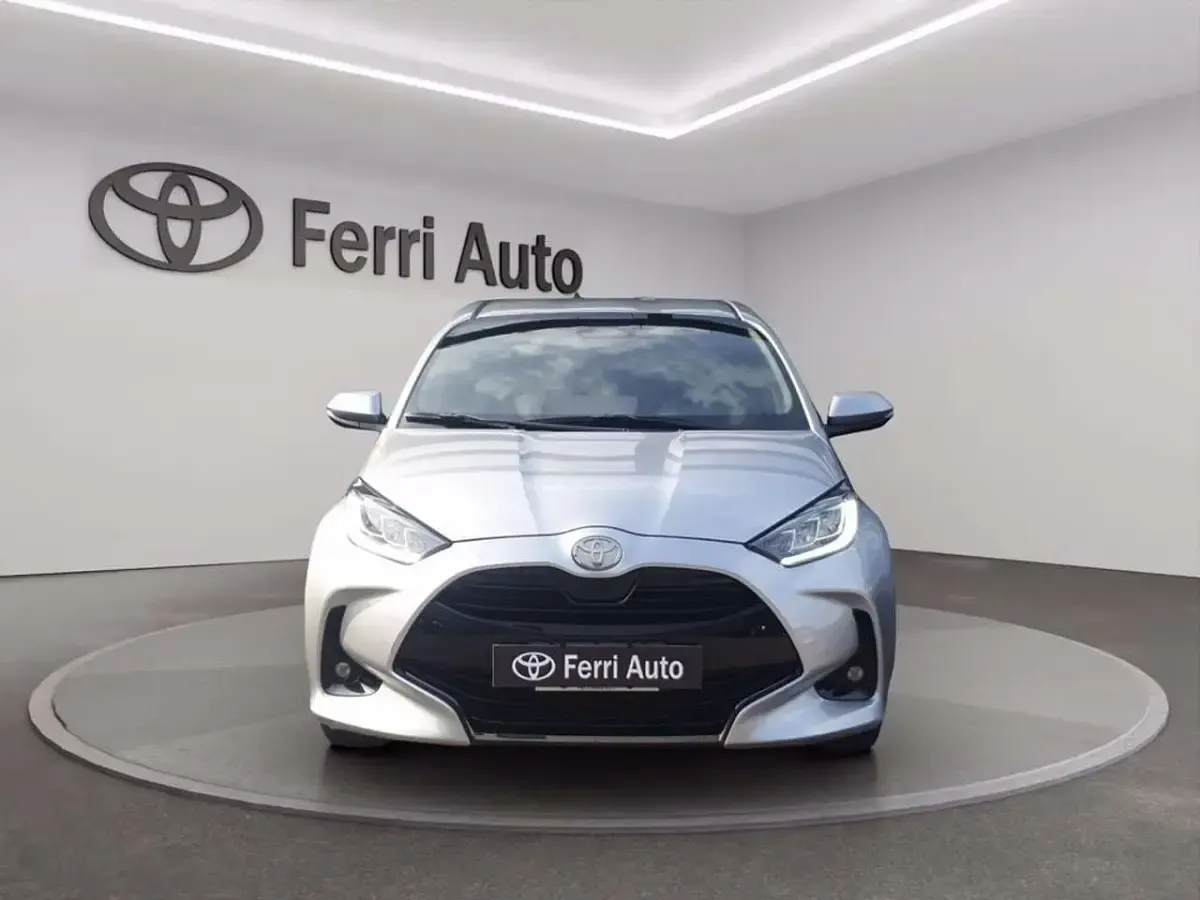 Usata Toyota Yaris Hybrid Lounge 131 CV (96 kW) 2026 Silver met Berlina