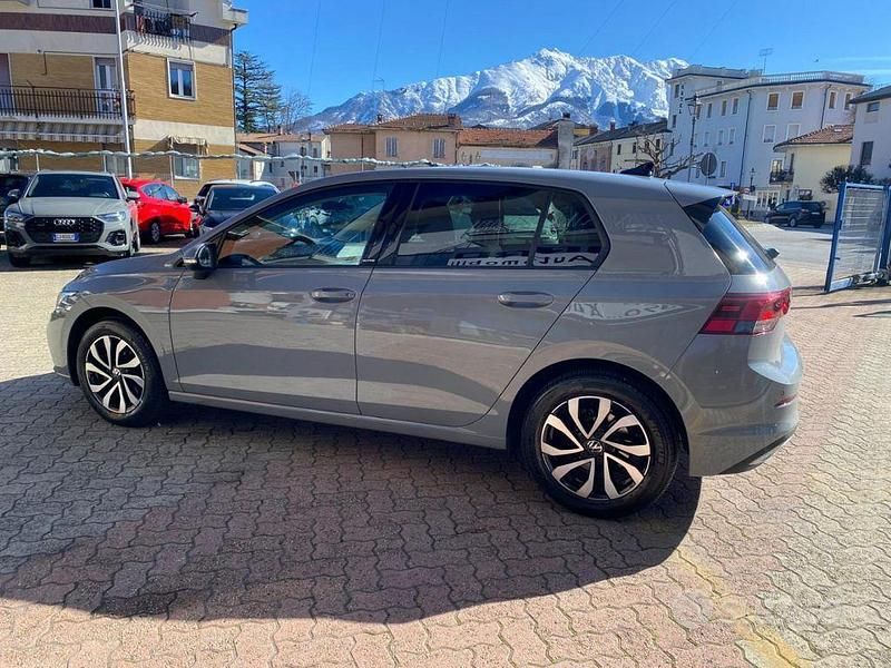 Usata VW Golf VIII Active 110 CV (80 kW) 2022 Grigio Berlina