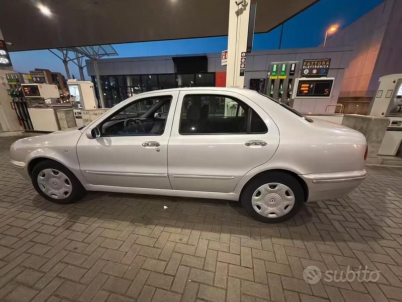 Usata Lancia Lybra 103 CV (75 kW) 2001 Grigio Berlina