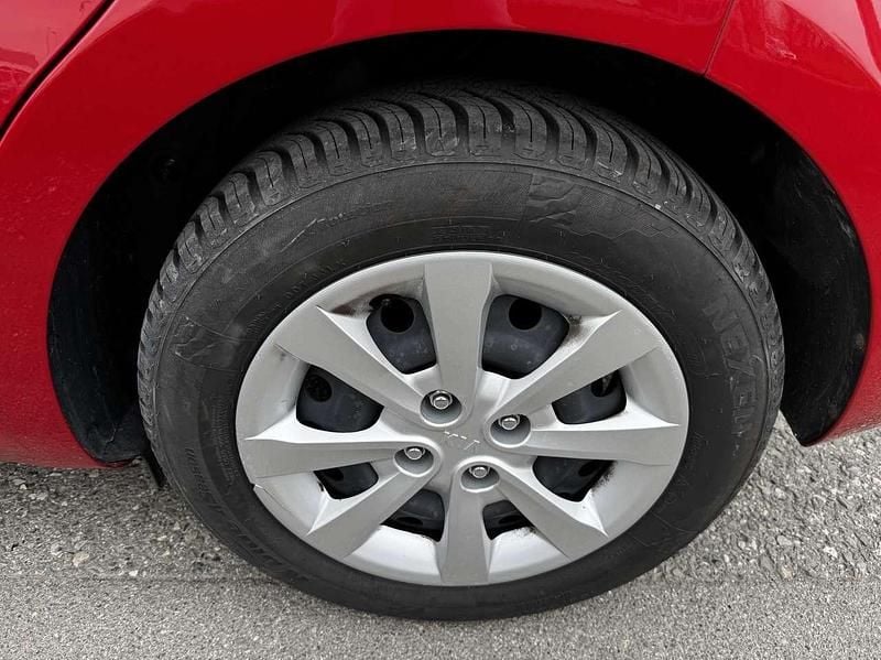 Usata Kia Rio Active 86 CV (63 kW) 2016 Rosso pastello Utilitaria