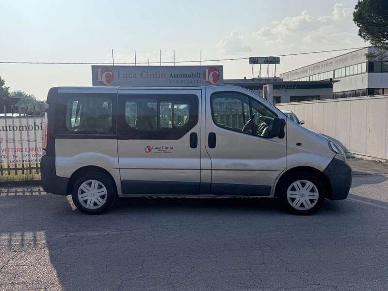 Usata Opel Vivaro 101 CV (74 kW) 2005 Argento Monovolume