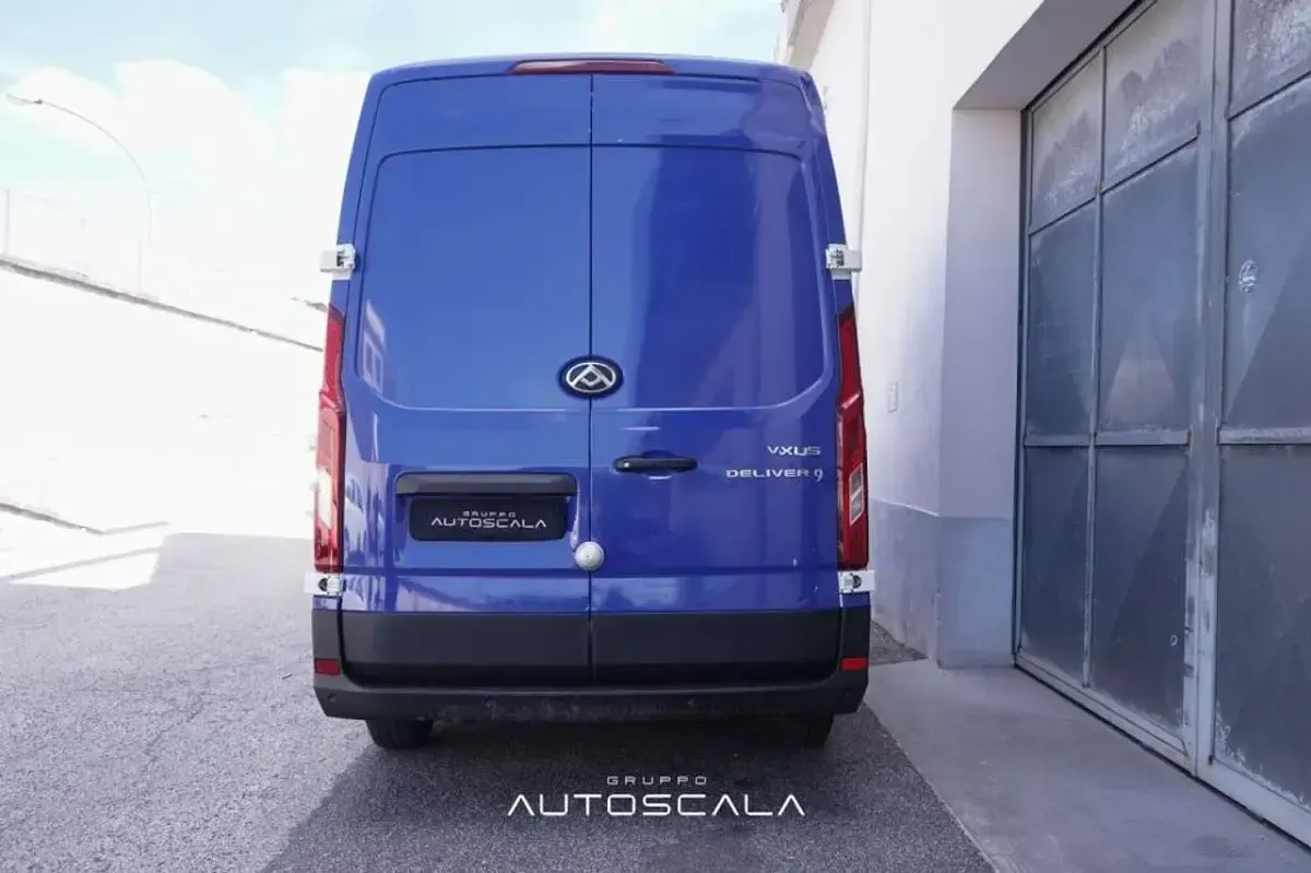 Usata Maxus V90 150 CV (110 kW) 2024 Blu con pellicola wrapping (c Furgone