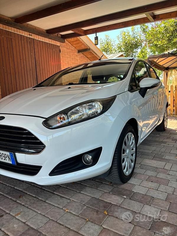 Usata Ford Fiesta 80 CV (58 kW) 2014 Bianco Utilitaria